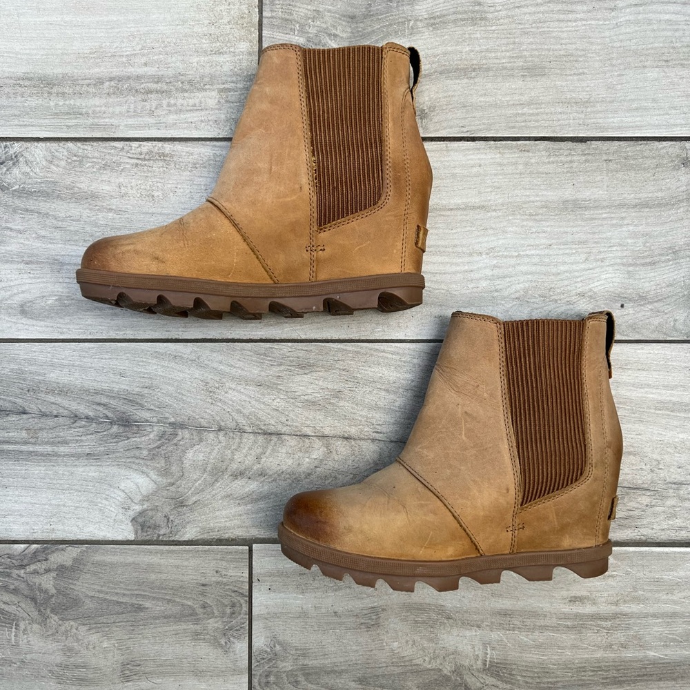 Sorel tan wedges in size 6.5